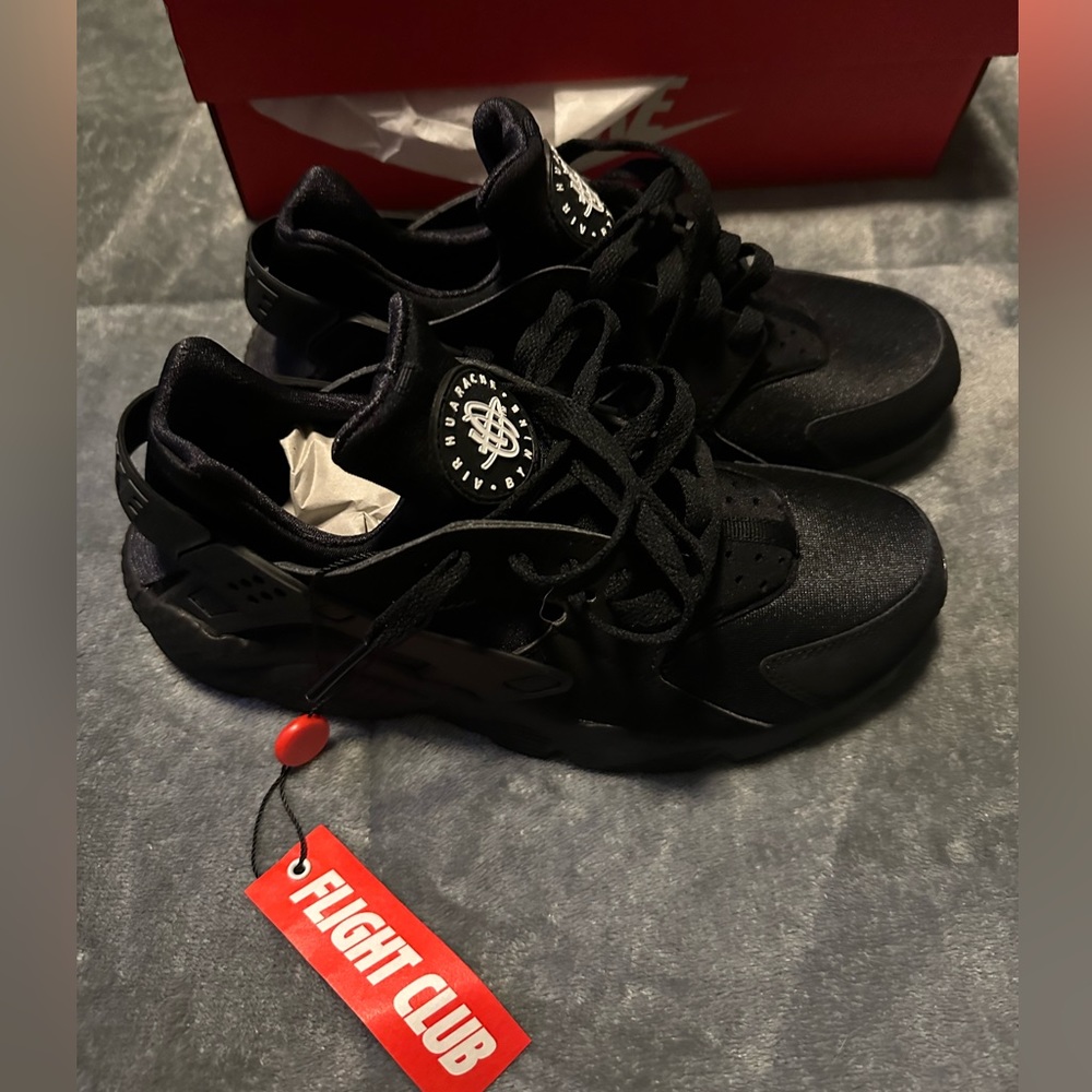 NIKE AIR HUARACHE 'TRIPLE BLACK'
Black/Black-White

Size: US 7 M